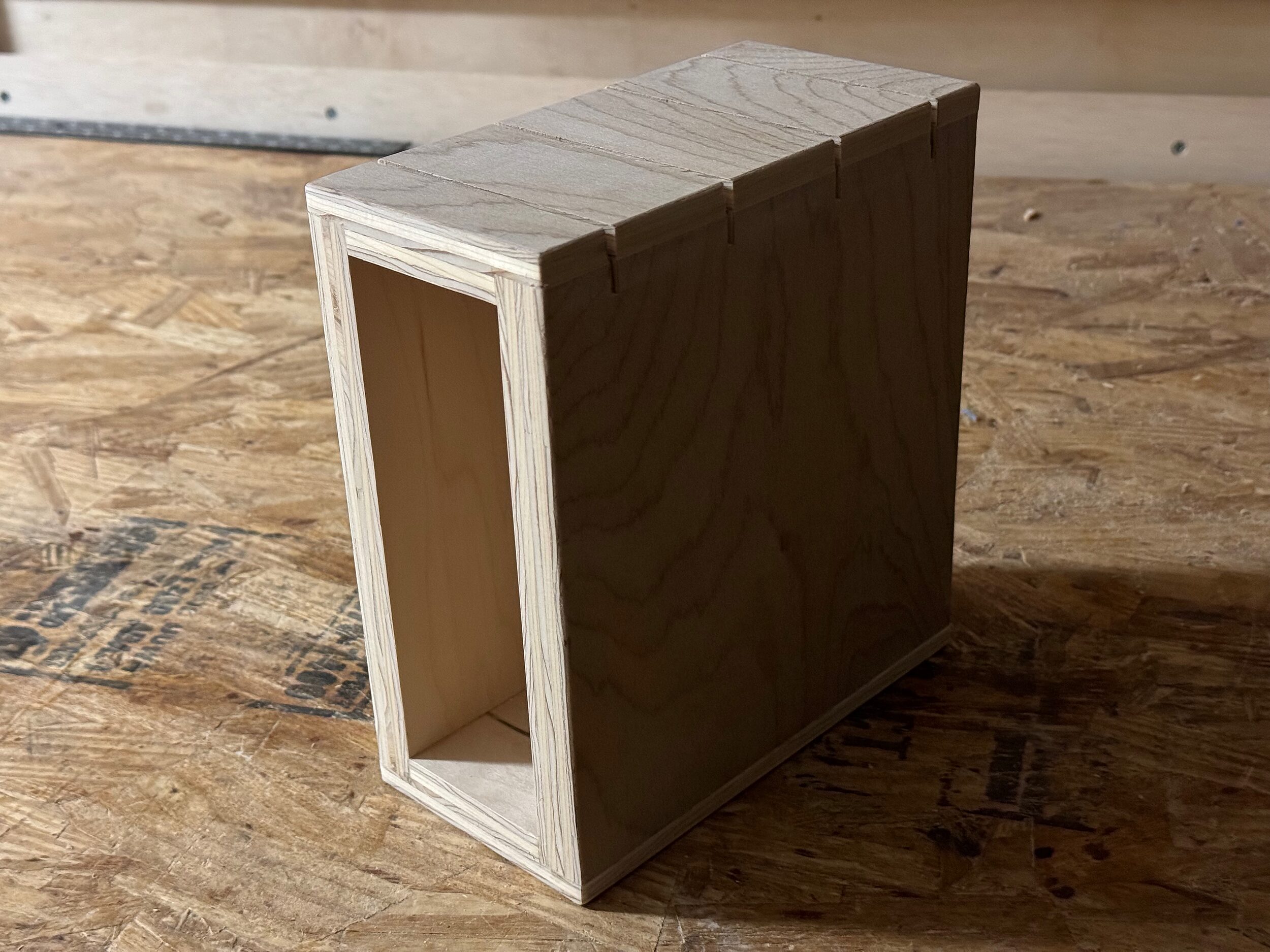 Vertical Kerf-Cut Knife Block: A Hollow, Open-Front DIY Build