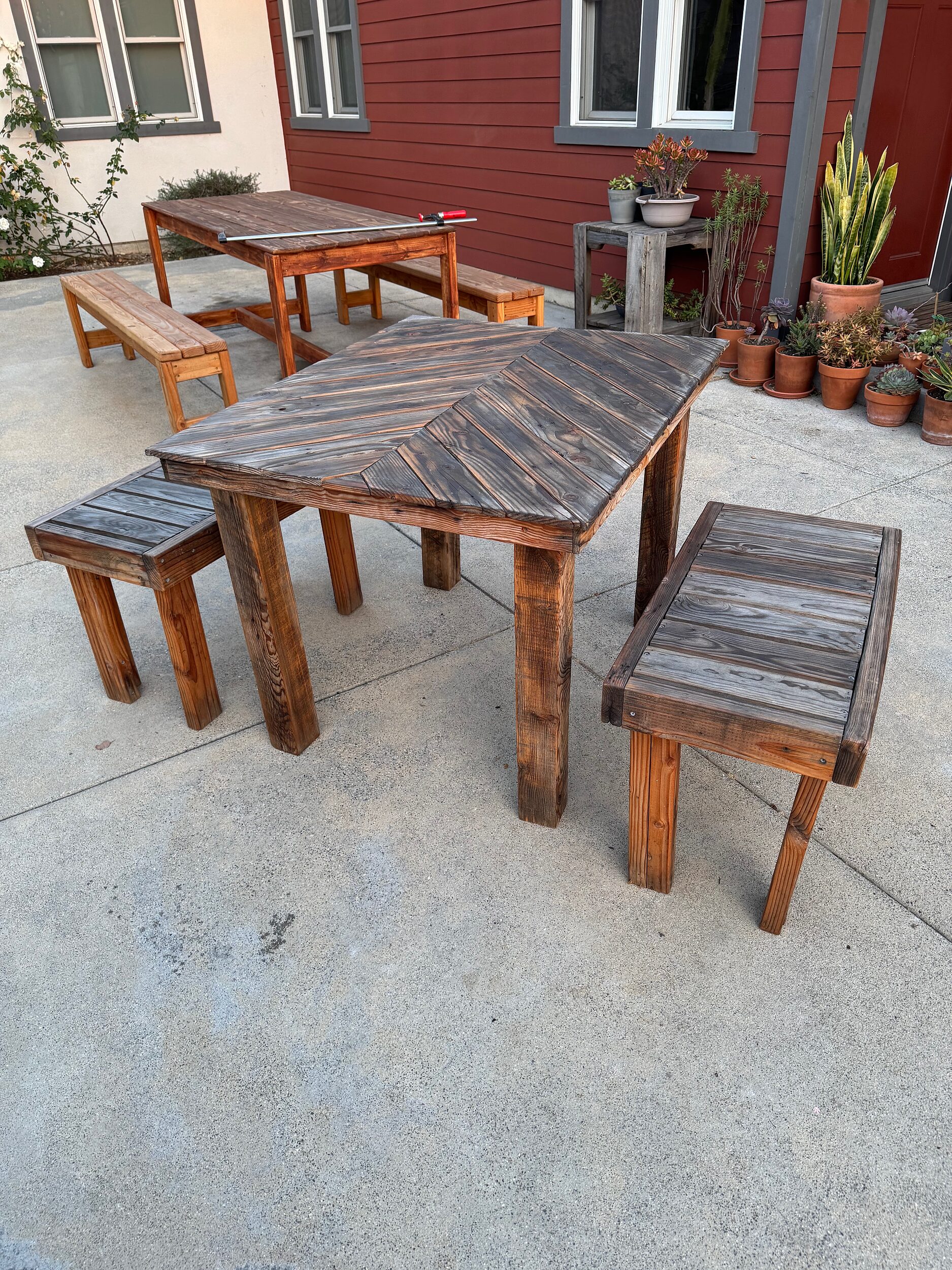 DIY Chevron Patio Set Built From Reclaimed Pallet Wood